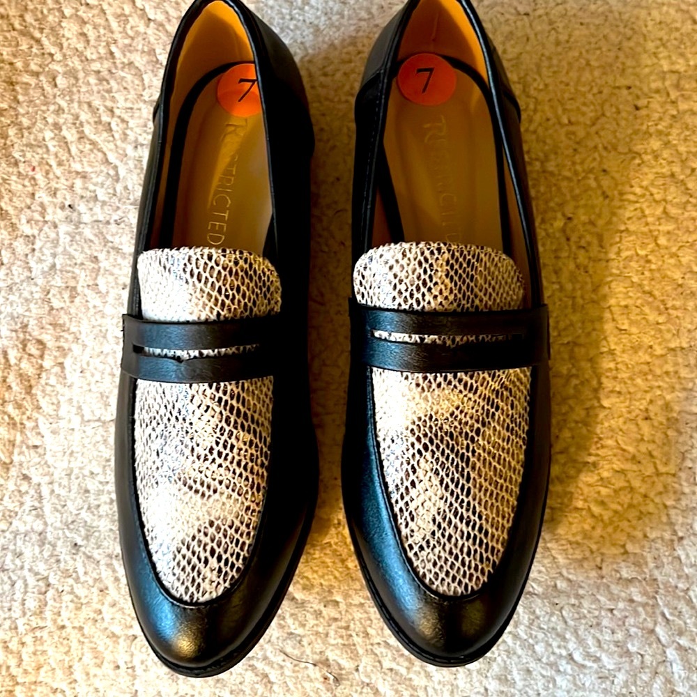 Ladies loafers new with tag. Great for work or casual . Size 7